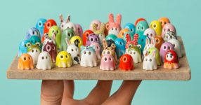 Gesprenkelte, geknisterte und Kintsugi-Platten aus Keramikumhang Lisa Agnetuns winzige temperamentvolle Geister – kolossal